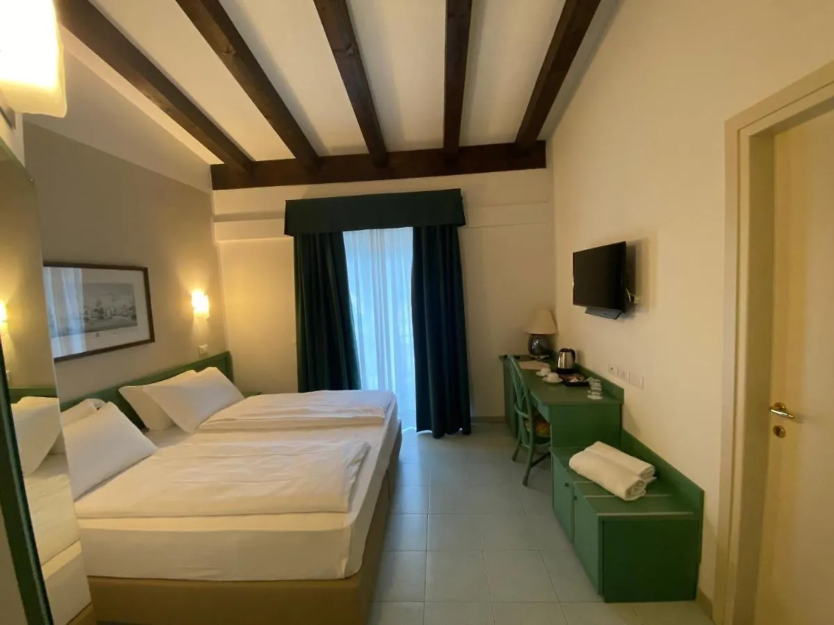 Tamerici Resort 4*, مارتْشانا مارينا